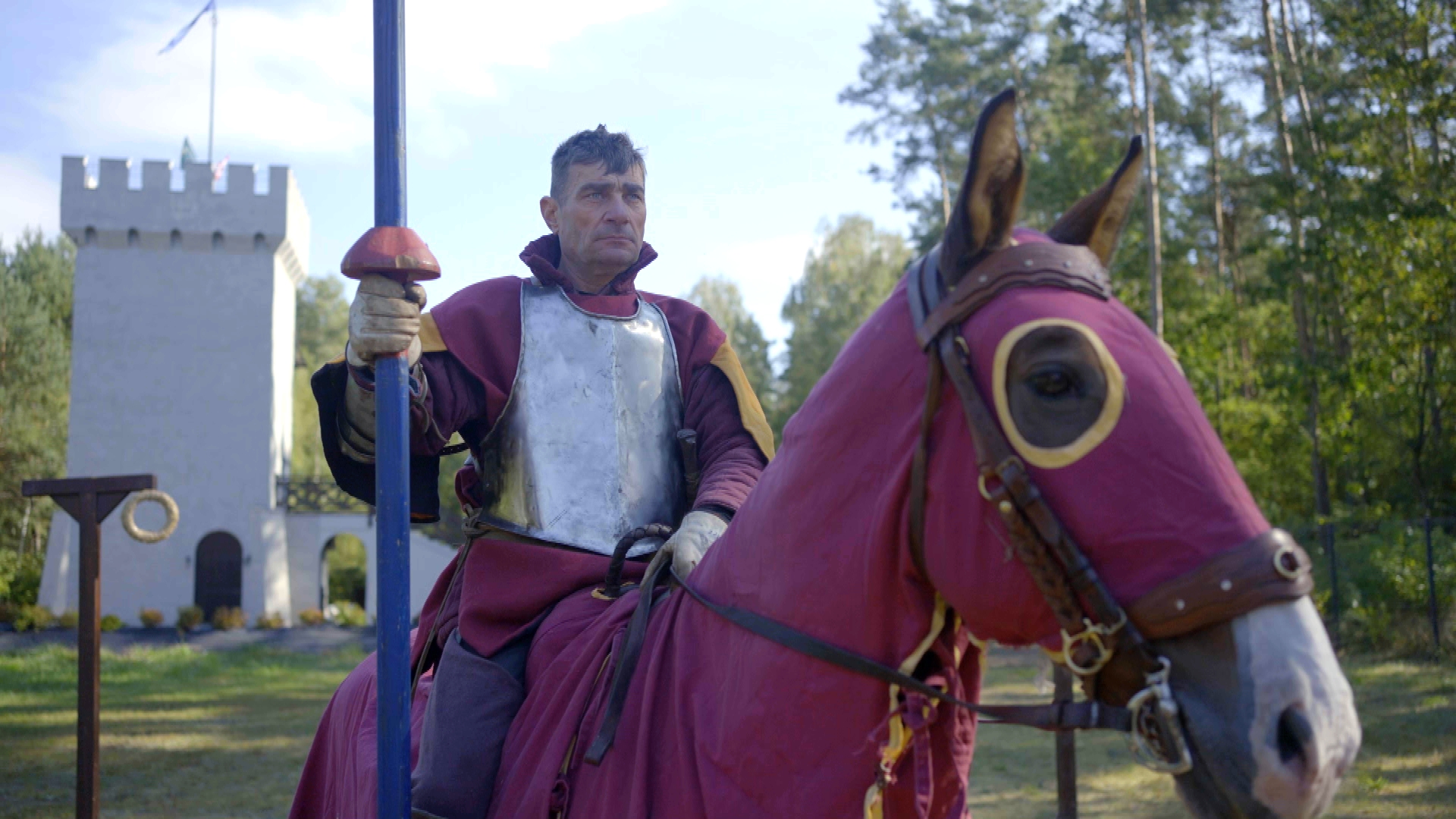 rycerz na koniu, turniej rycerski na zamkowym festynie