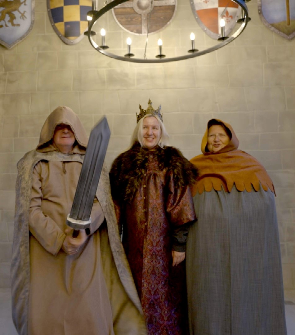 Uczestnicy gry fabularnej LARP podczas sceny w zamku