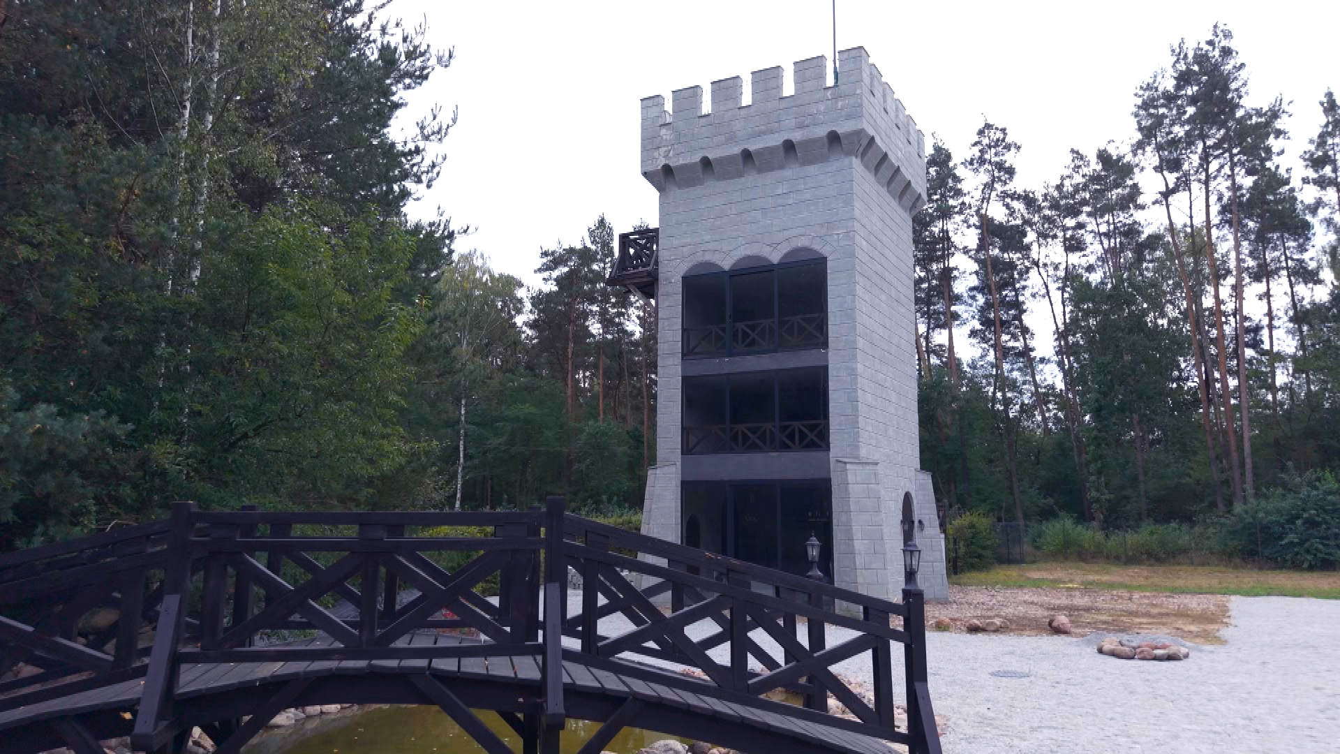 wieza przez mostek bez slonca